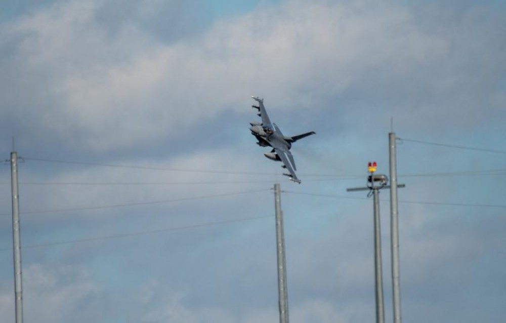 Un avion militar ucrainean, cu 14 oameni la bord, s-a prăbuşit în apropiere de Kiev. Cinci persoane au murit